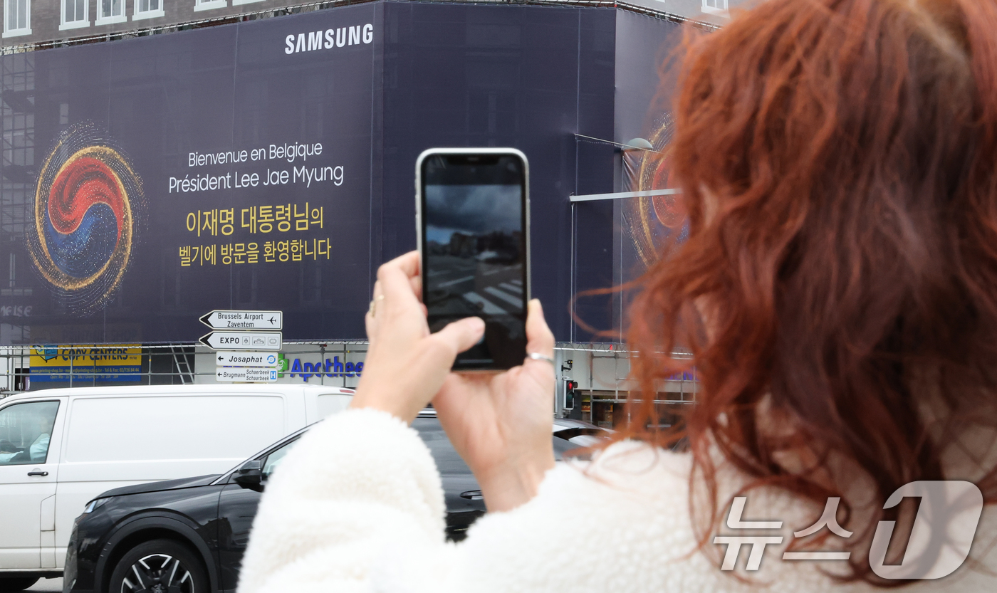 (브뤼셀(벨기에)=뉴스1)  허경 기자 = 10일(현지시간) 벨기에 브뤼셀 한 호텔 외벽에 순방에 나선 이재명 대통령을 환영하는 광고가 게시돼 있다. 2026.6.10/뉴스1