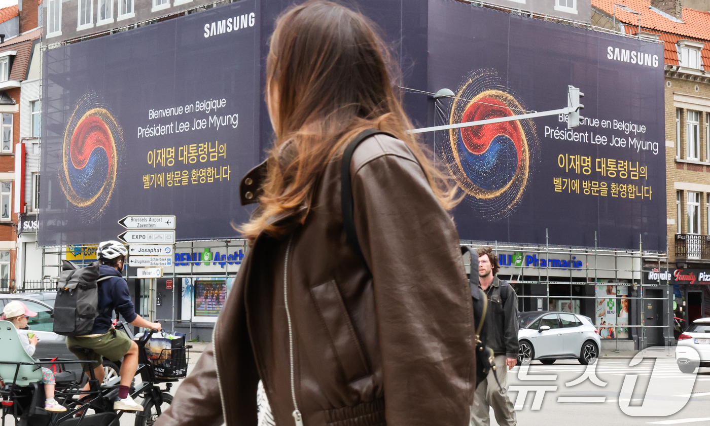 (브뤼셀(벨기에)=뉴스1)  허경 기자 = 10일(현지시간) 벨기에 브뤼셀 한 호텔 외벽에 순방에 나선 이재명 대통령을 환영하는 광고가 게시돼 있다. 2026.6.10/뉴스1