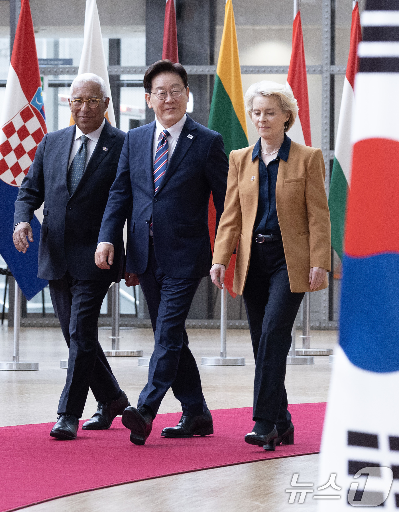 (브뤼셀(벨기에)=뉴스1) 허경 기자 = 이재명 대통령과 안토니우 코스타 유럽연합(EU) 정상회의 상임의장, 우르술라 폰 데어 라이엔 EU 집행위원장이 10일(현지시간) 벨기에 브 …