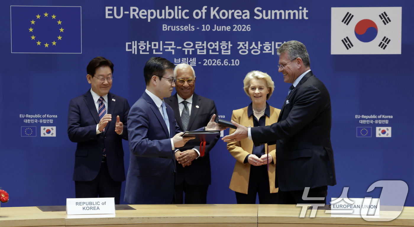 (브뤼셀(벨기에)=뉴스1) 허경 기자 = 여한구 산업통상부 통상교섭본부장과 마로스 셰프초비치 EU 통상 경제 안보 집행위원이 10일(현지시간) 벨기에 브뤼셀 유럽연합(EU) 이사회 …