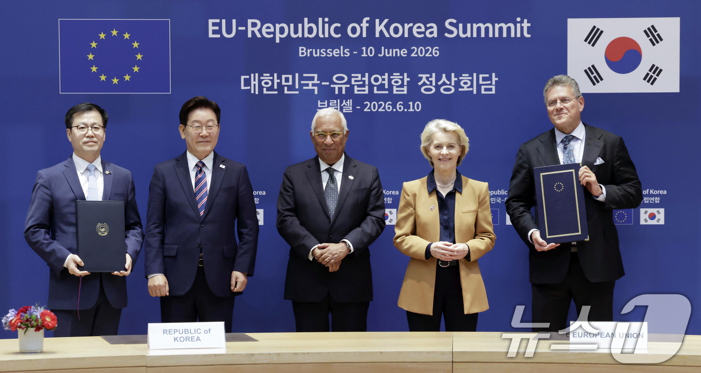 (브뤼셀(벨기에)=뉴스1) 허경 기자 = 여한구 산업통상부 통상교섭본부장과 마로스 셰프초비치 EU 통상 경제 안보 집행위원이 10일(현지시간) 벨기에 브뤼셀 유럽연합(EU) 이사회 …