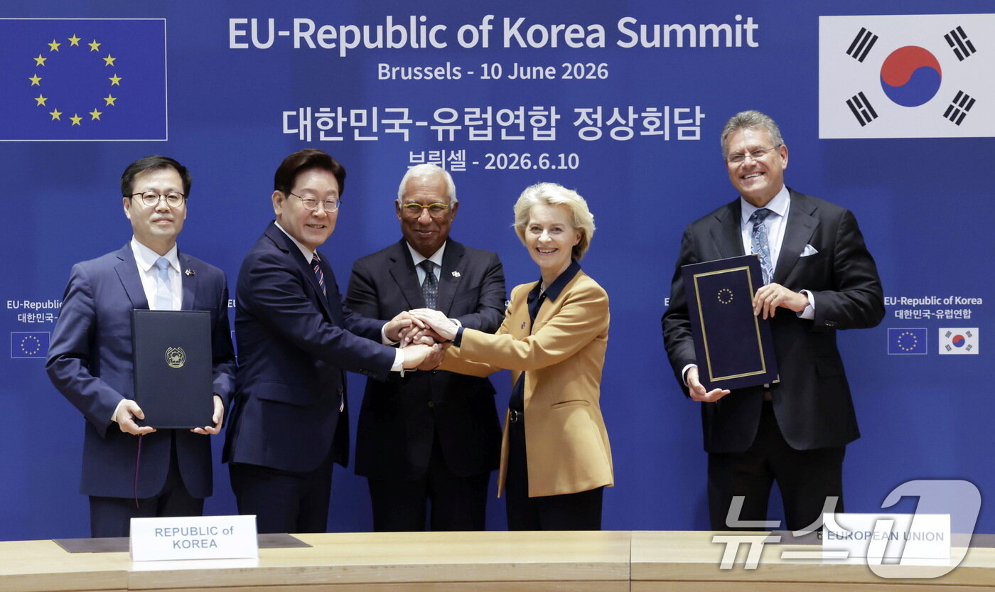 본문 이미지 - 여한구 산업통상부 통상교섭본부장과 마로스 셰프초비치 EU 통상 경제 안보 집행위원이 10일(현지시간) 벨기에 브뤼셀 유럽연합(EU) 이사회에서 이재명 대통령과 안토니우 코스타 EU 정상회의 상임의장이 임석한 가운데 디지털 통상 협정을 체결한 후 기념촬영을 하고 있다. 2026.6.11 ⓒ 뉴스1 허경 기자