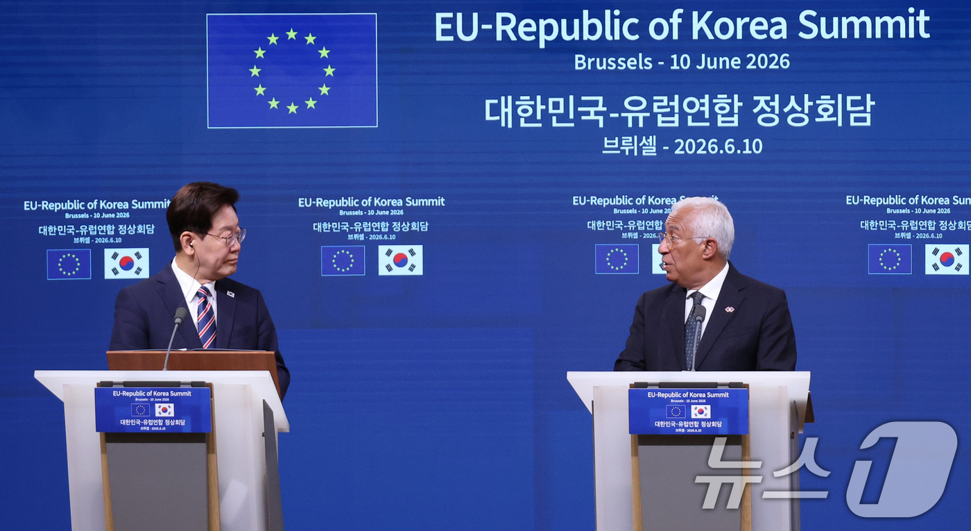 (브뤼셀(벨기에)=뉴스1) 허경 기자 = 이재명 대통령과 안토니우 코스타 유럽연합(EU) 정상회의 상임의장이 10일(현지시간) 벨기에 브뤼셀 EU 이사회에서 공동언론발표를 하고 있 …