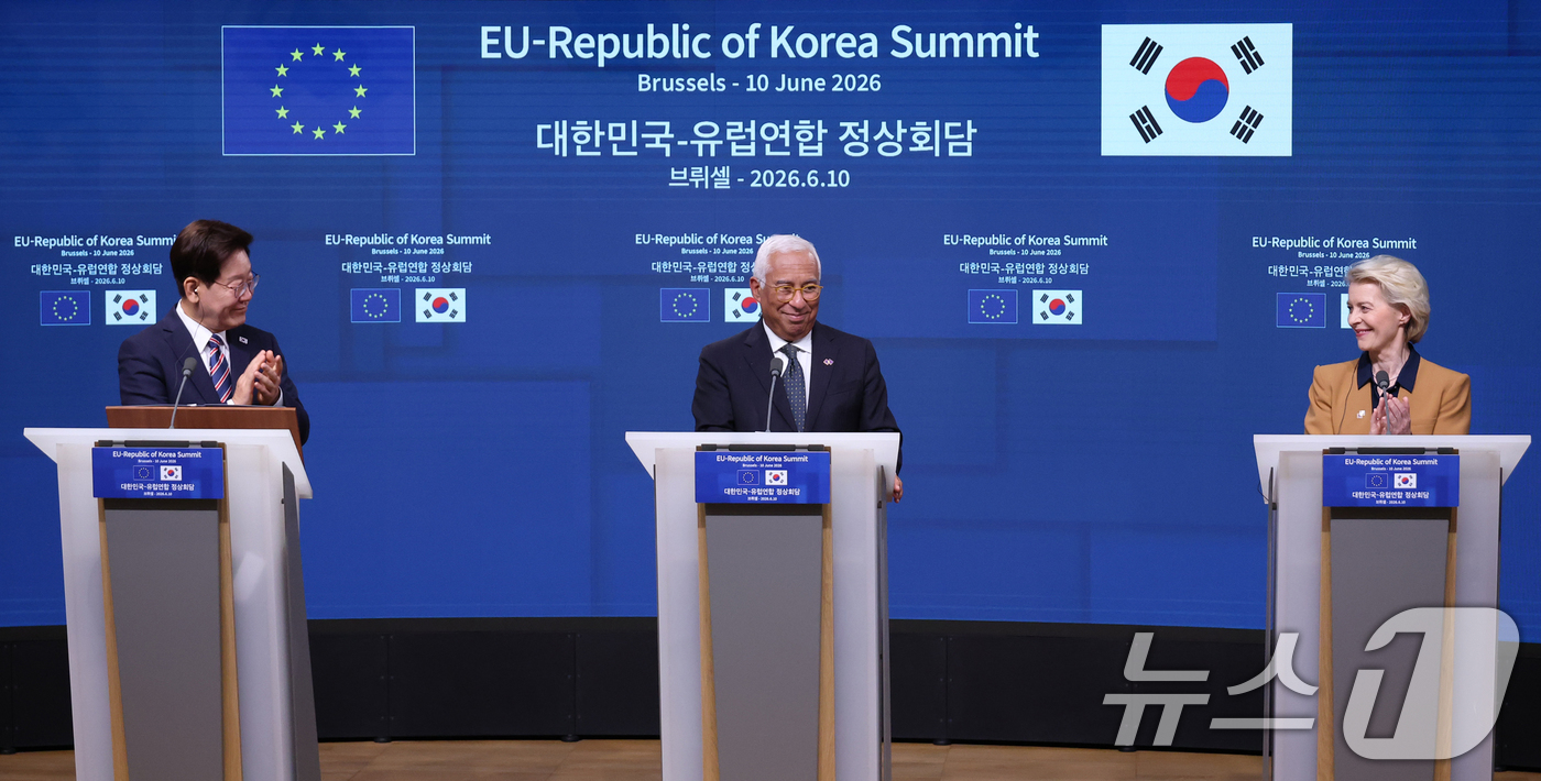 (브뤼셀(벨기에)=뉴스1) 허경 기자 = 이재명 대통령이 10일(현지시간) 벨기에 브뤼셀 유럽연합(EU) 이사회에서 열린 공동언론발표에서 안토니우 코스타 상임의장의 발언을 들은 후 …