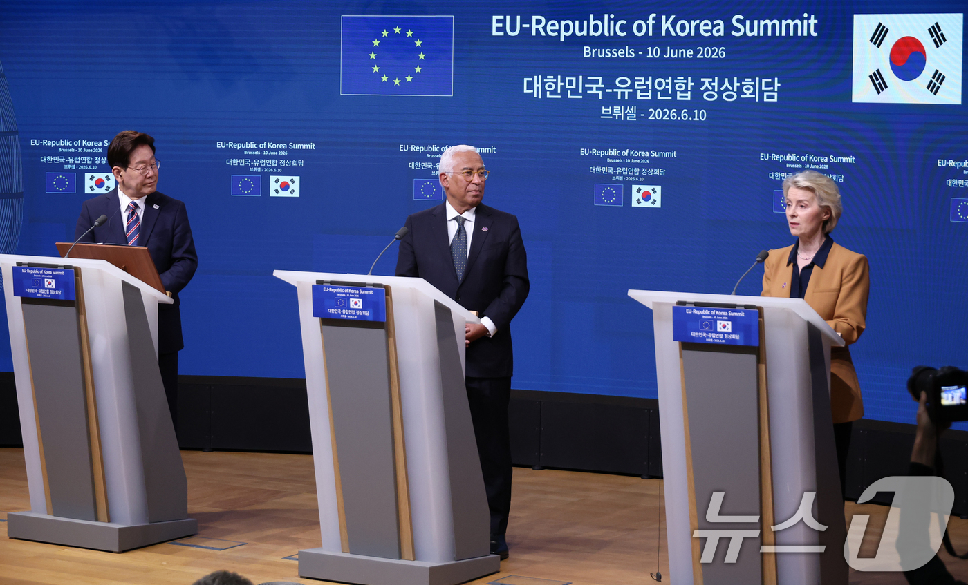 (브뤼셀(벨기에)=뉴스1) 허경 기자 = 이재명 대통령과 안토니우 코스타 유럽연합(EU) 정상회의 상임의장, 우르술라 폰 데어 라이엔 EU 집행위원장이 10일(현지시간) 벨기에 브 …