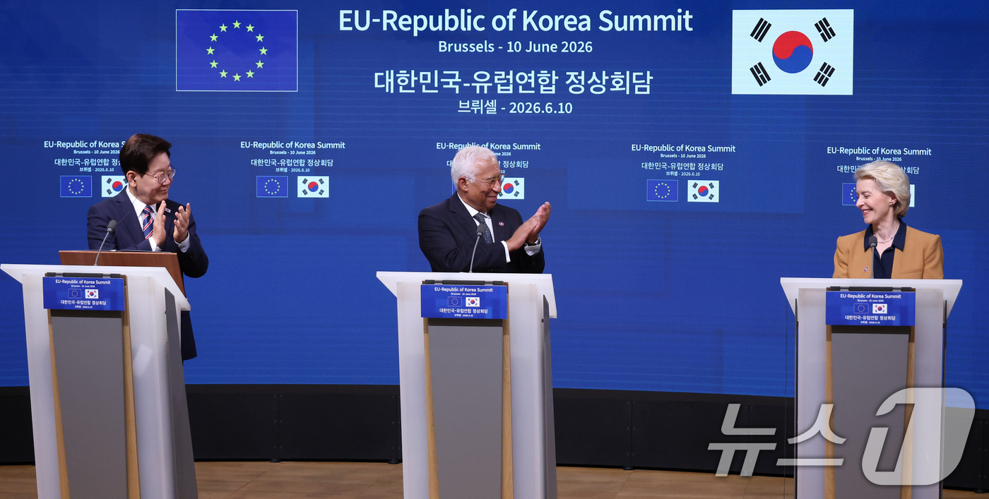 (브뤼셀(벨기에)=뉴스1) 허경 기자 = 이재명 대통령이 10일(현지시간) 벨기에 브뤼셀 유럽연합(EU) 이사회에서 열린 공동언론발표에서 우르술라 폰 데어 라이엔 EU 집행위원장의 …
