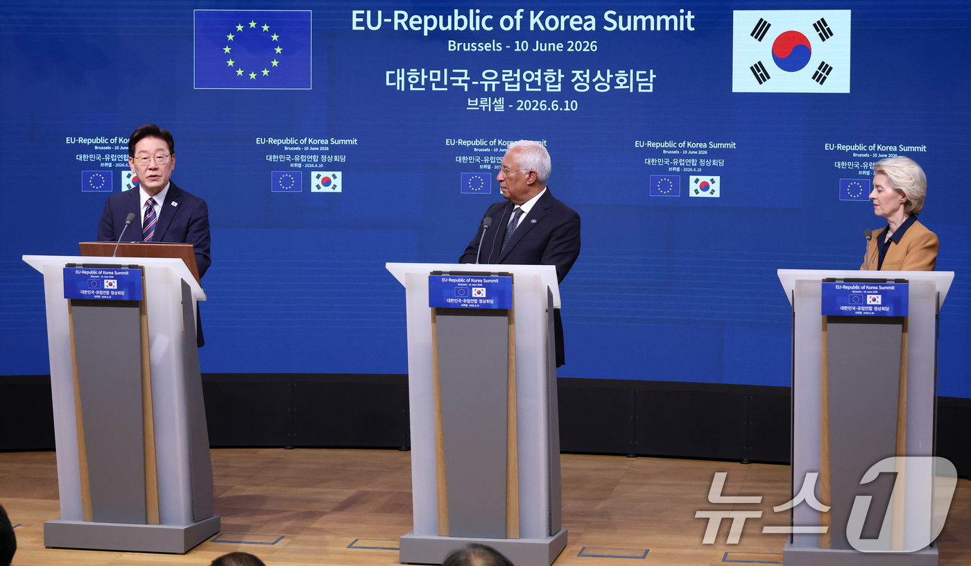 (브뤼셀(벨기에)=뉴스1) 허경 기자 = 이재명 대통령과 안토니우 코스타 유럽연합(EU) 정상회의 상임의장, 우르술라 폰 데어 라이엔 EU 집행위원장이 10일(현지시간) 벨기에 브 …