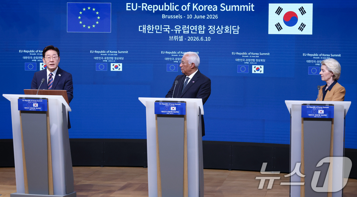 (브뤼셀(벨기에)=뉴스1) 허경 기자 = 이재명 대통령과 안토니우 코스타 유럽연합(EU) 정상회의 상임의장, 우르술라 폰 데어 라이엔 EU 집행위원장이 10일(현지시간) 벨기에 브 …