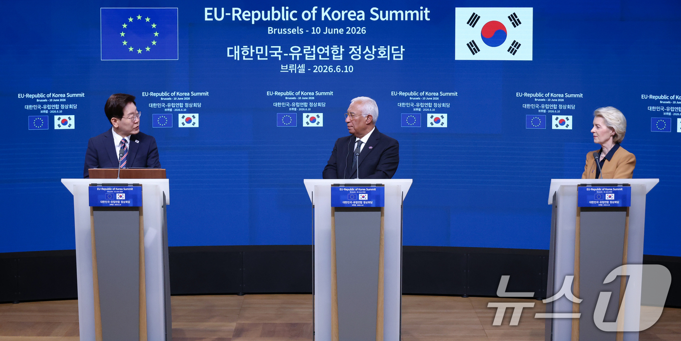 (브뤼셀(벨기에)=뉴스1) 허경 기자 = 이재명 대통령과 안토니우 코스타 유럽연합(EU) 정상회의 상임의장, 우르술라 폰 데어 라이엔 EU 집행위원장이 10일(현지시간) 벨기에 브 …
