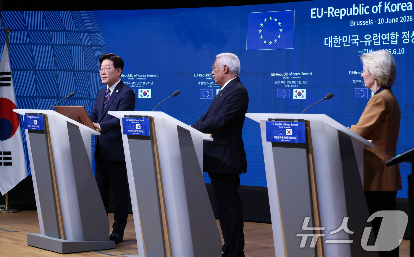 (브뤼셀(벨기에)=뉴스1) 허경 기자 = 이재명 대통령과 안토니우 코스타 유럽연합(EU) 정상회의 상임의장, 우르술라 폰 데어 라이엔 EU 집행위원장이 10일(현지시간) 벨기에 브 …