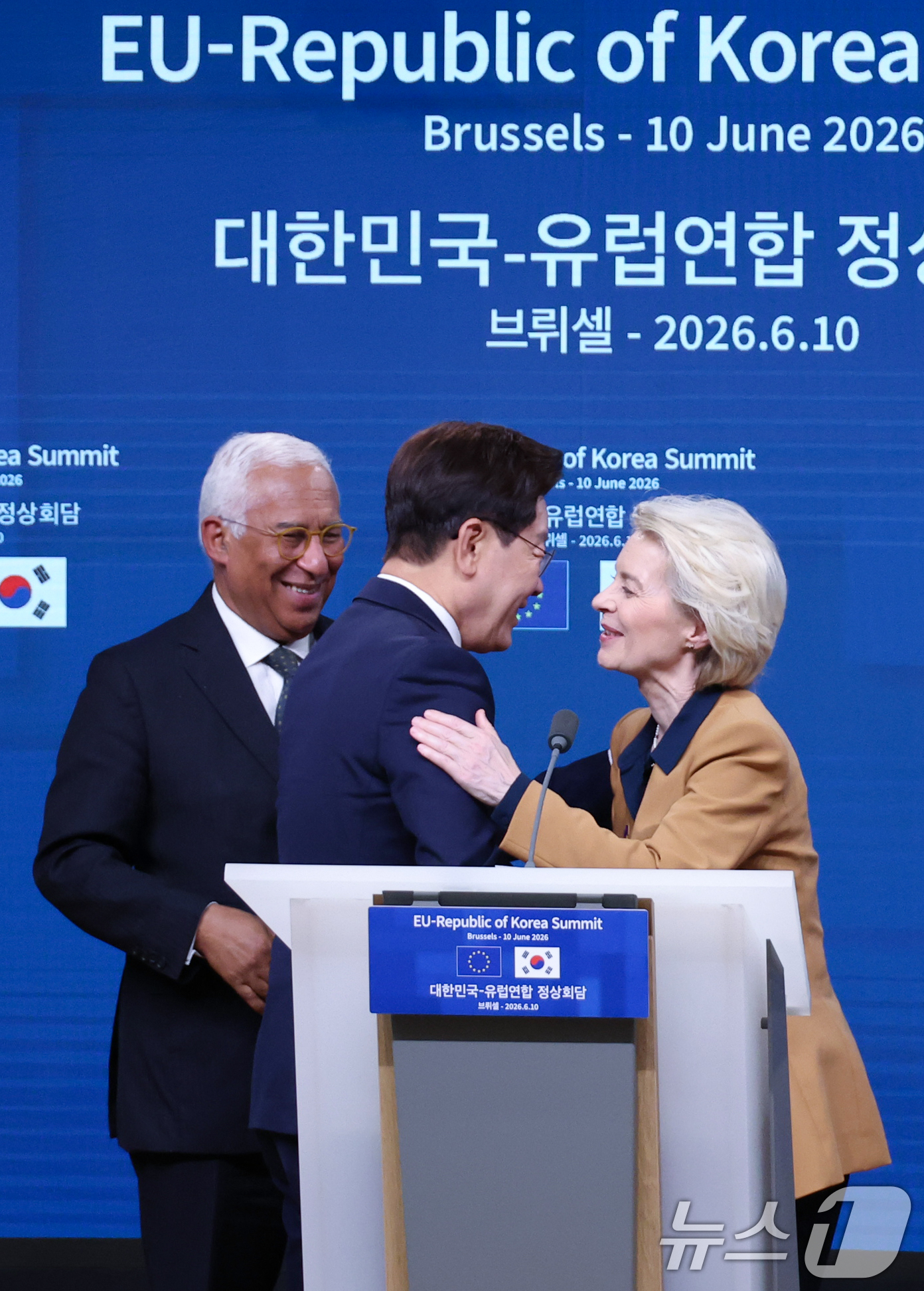 (브뤼셀(벨기에)=뉴스1) 허경 기자 = 이재명 대통령이 10일(현지시간) 벨기에 브뤼셀 유럽연합(EU) 이사회에서 열린 공동언론발표를 마친 후 코스타 EU 정상회의 상임의장, 우 …