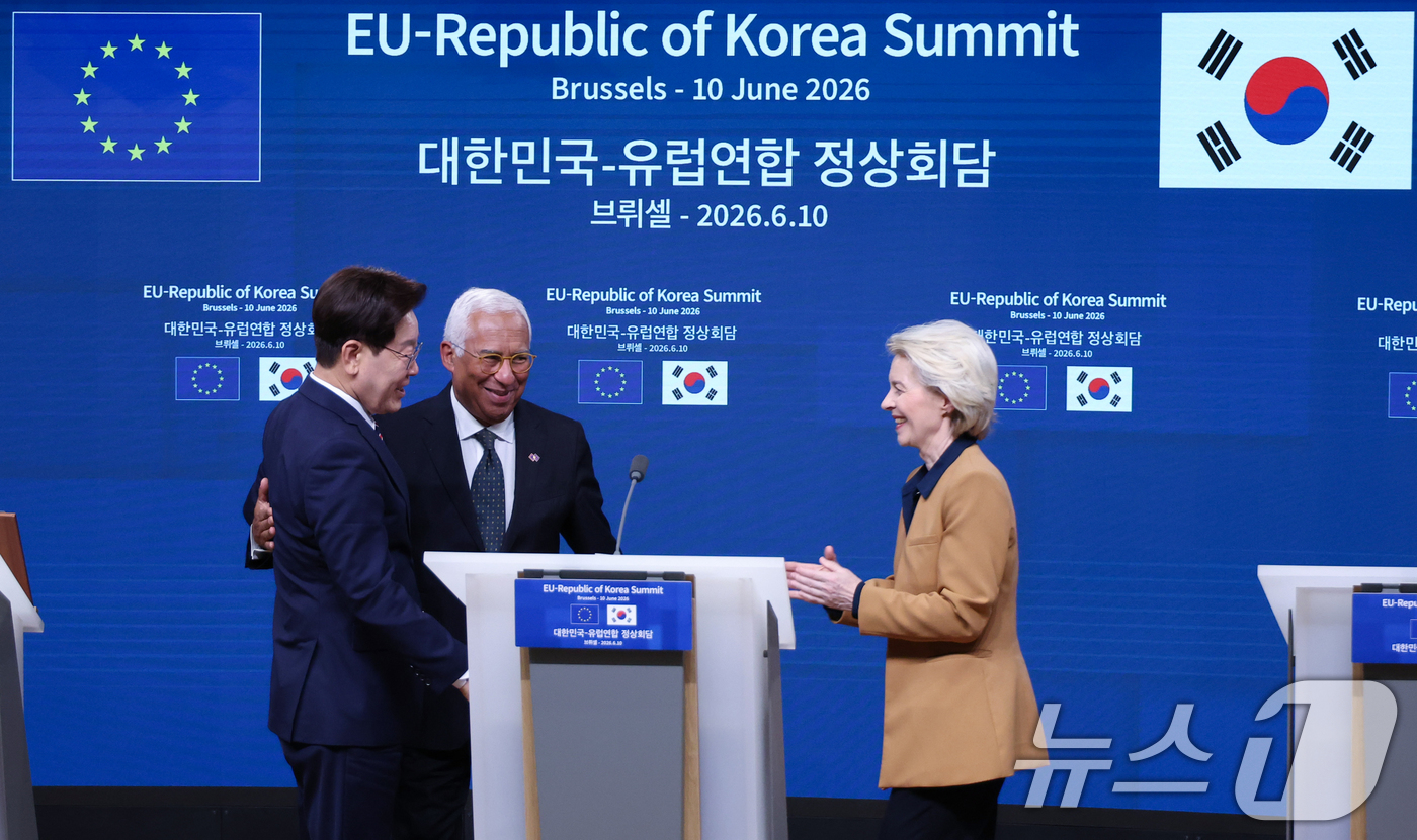 (브뤼셀(벨기에)=뉴스1) 허경 기자 = 이재명 대통령이 10일(현지시간) 벨기에 브뤼셀 유럽연합(EU) 이사회에서 열린 공동언론발표를 마친 후 코스타 EU 정상회의 상임의장, 우 …