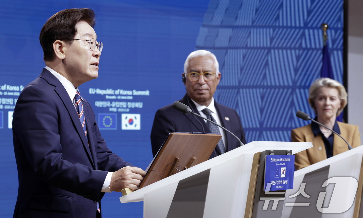 (브뤼셀(벨기에)=뉴스1) 허경 기자 = 이재명 대통령과 안토니우 코스타 유럽연합(EU) 정상회의 상임의장, 우르술라 폰 데어 라이엔 EU 집행위원장이 10일(현지시간) 벨기에 브 …
