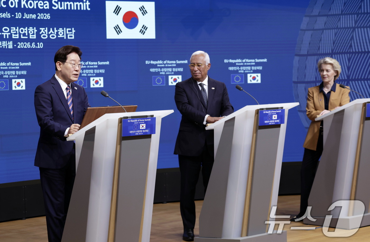 (브뤼셀(벨기에)=뉴스1) 허경 기자 = 이재명 대통령과 안토니우 코스타 유럽연합(EU) 정상회의 상임의장, 우르술라 폰 데어 라이엔 EU 집행위원장이 10일(현지시간) 벨기에 브 …