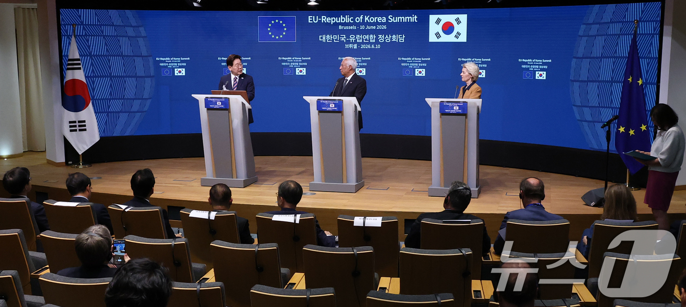 (브뤼셀(벨기에)=뉴스1) 허경 기자 = 이재명 대통령과 안토니우 코스타 유럽연합(EU) 정상회의 상임의장, 우르술라 폰 데어 라이엔 EU 집행위원장이 10일(현지시간) 벨기에 브 …