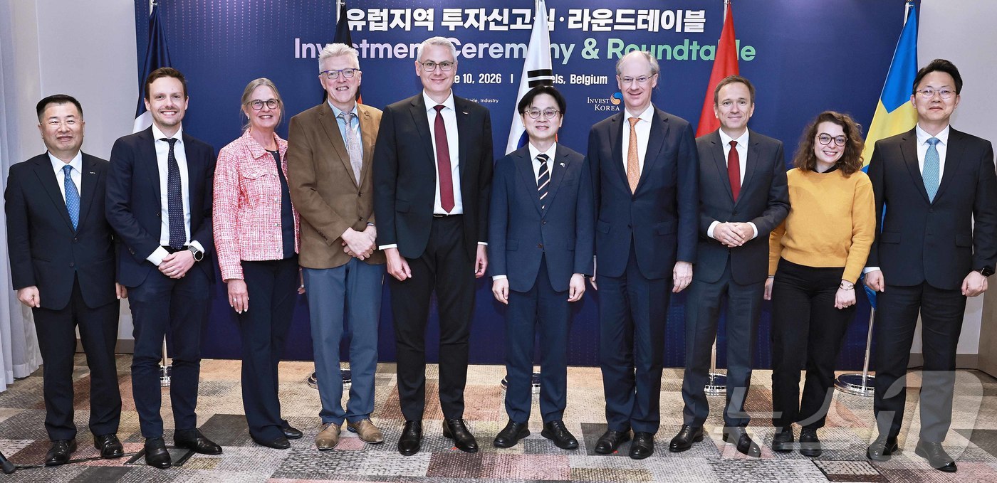 (서울=뉴스1) = 김정관 산업통상부 장관이 10일(현지시간) 벨기에 브뤼셀에서 이재명 대통령의 유럽연합(EU) 방문 계기에 진행된 유럽 투자가 라운드테이블에서 강경성 대한무역투자 …