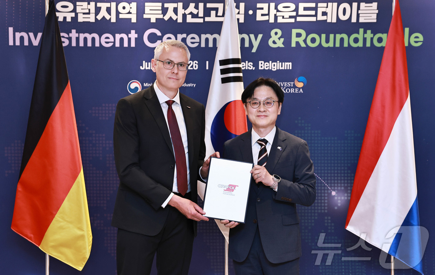 (서울=뉴스1) = 김정관 산업통상부 장관이 10일(현지시간) 벨기에 브뤼셀에서 이재명 대통령의 유럽연합(EU) 방문 계기에 유럽 첨단기업인 독일 첨단소재 기업 오라폴(Orafol …