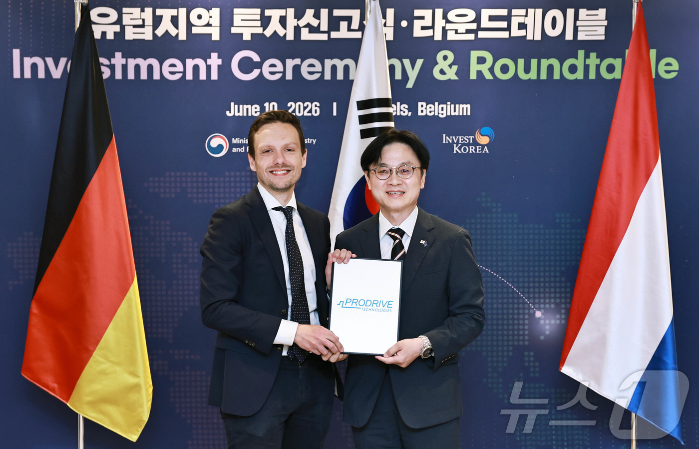 (서울=뉴스1) = 김정관 산업통상부 장관이 10일(현지시간) 벨기에 브뤼셀에서 이재명 대통령의 유럽연합(EU) 방문 계기에 유럽 첨단기업인 독일 첨단소재 기업 오라폴(Orafol …