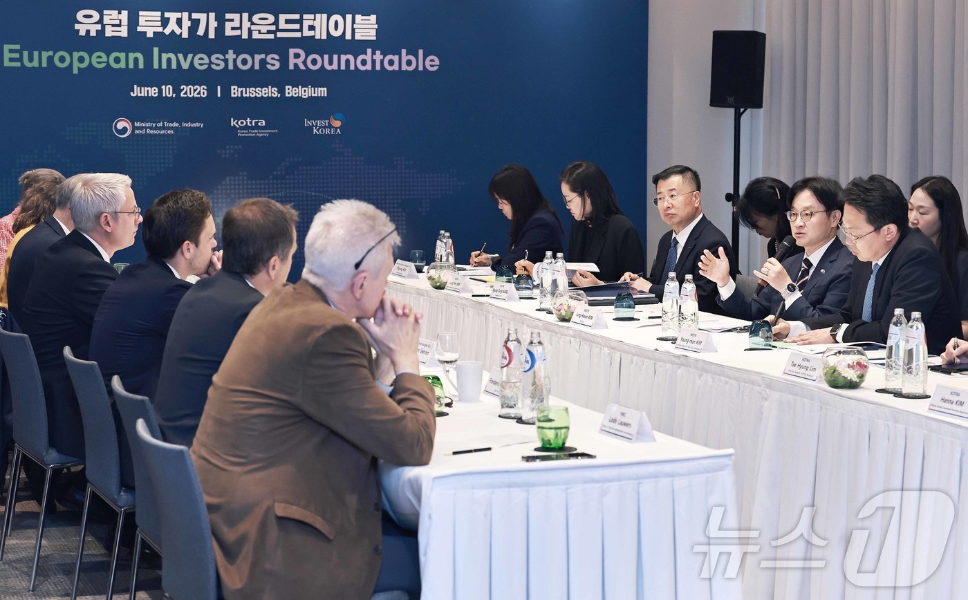 (서울=뉴스1) = 김정관 산업통상부 장관이 10일(현지시간) 벨기에 브뤼셀에서 이재명 대통령의 유럽연합(EU) 방문 계기에 강경성 대한무역투자진흥공사 사장, 필립 반 호프(Phi …