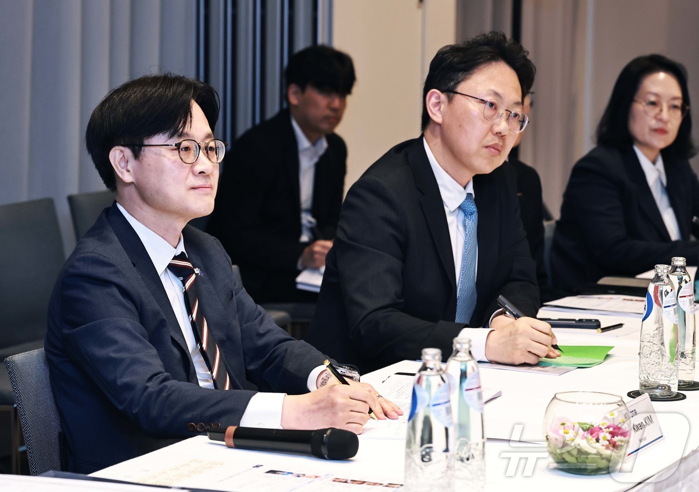 (서울=뉴스1) = 김정관 산업통상부 장관이 10일(현지시간) 벨기에 브뤼셀에서 이재명 대통령의 유럽연합(EU) 방문 계기에 강경성 대한무역투자진흥공사 사장, 필립 반 호프(Phi …