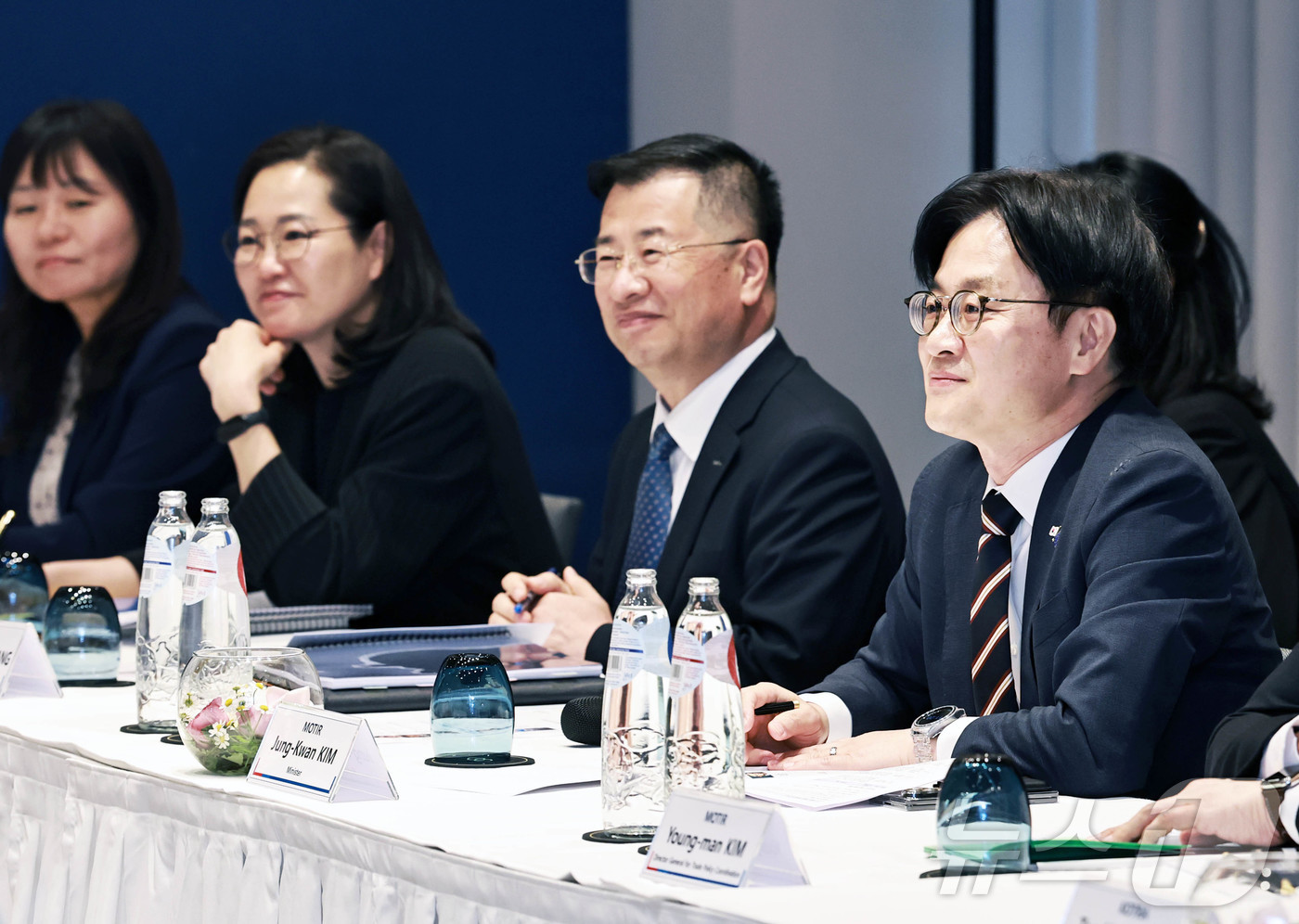 (서울=뉴스1) = 김정관 산업통상부 장관이 10일(현지시간) 벨기에 브뤼셀에서 이재명 대통령의 유럽연합(EU) 방문 계기에 강경성 대한무역투자진흥공사 사장, 필립 반 호프(Phi …