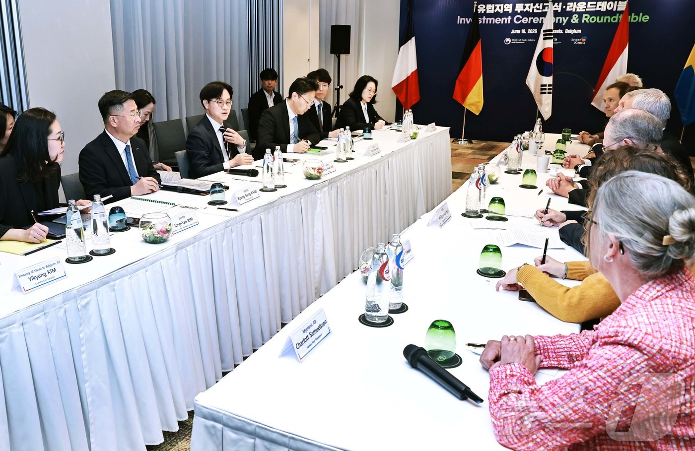 (서울=뉴스1) = 김정관 산업통상부 장관이 10일(현지시간) 벨기에 브뤼셀에서 이재명 대통령의 유럽연합(EU) 방문 계기에 강경성 대한무역투자진흥공사 사장, 필립 반 호프(Phi …
