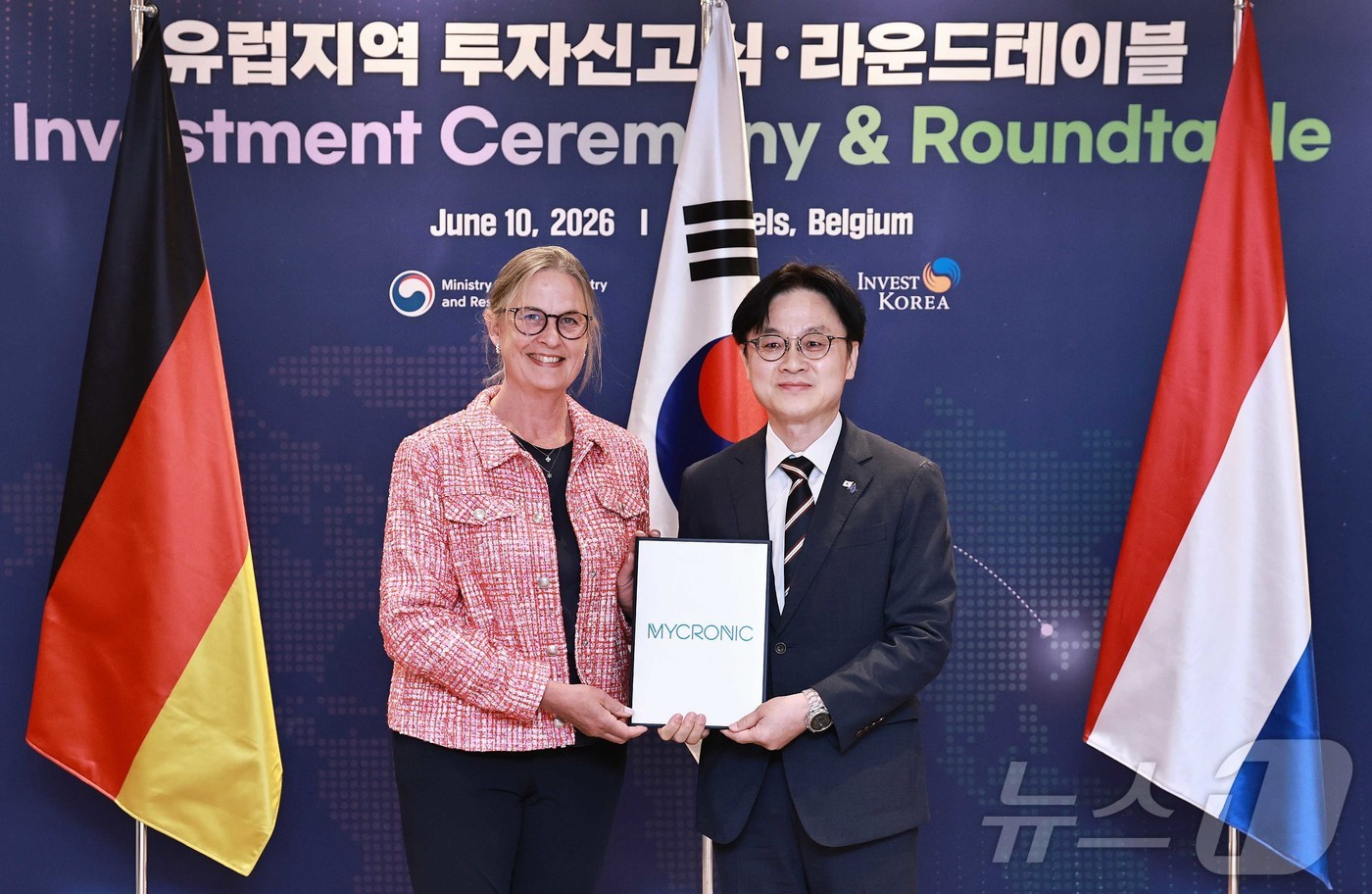 (서울=뉴스1) = 김정관 산업통상부 장관이 10일(현지시간) 벨기에 브뤼셀에서 이재명 대통령의 유럽연합(EU) 방문 계기에 유럽 첨단기업인 독일 첨단소재 기업 오라폴(Orafol …