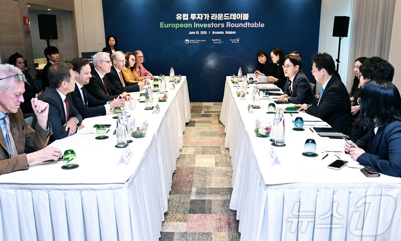 (서울=뉴스1) = 김정관 산업통상부 장관이 10일(현지시간) 벨기에 브뤼셀에서 이재명 대통령의 유럽연합(EU) 방문 계기에 강경성 대한무역투자진흥공사 사장, 필립 반 호프(Phi …
