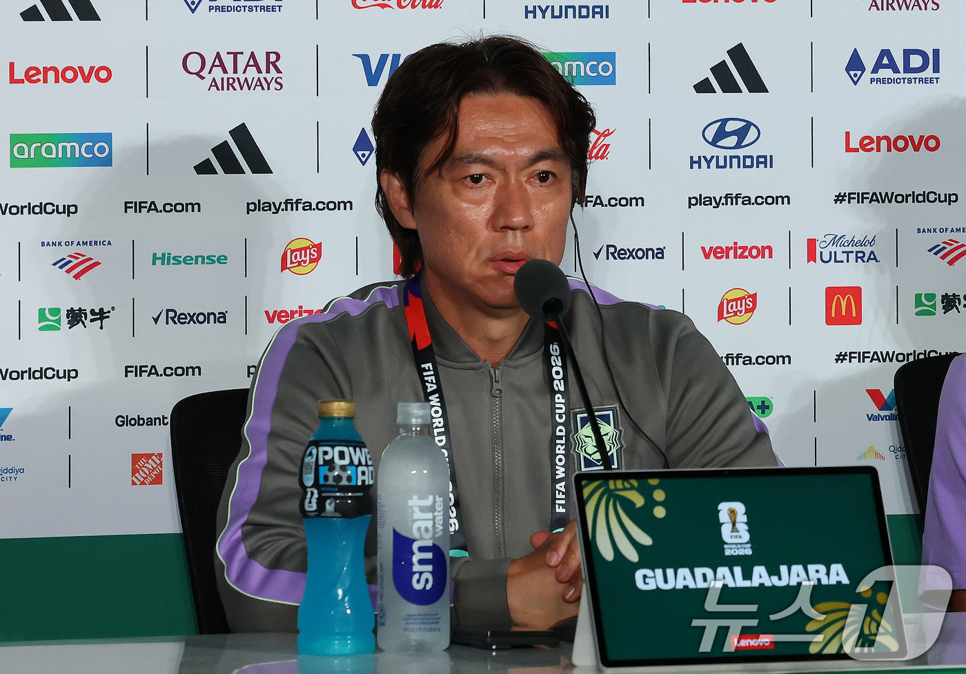(과달라하라(멕시코)=뉴스1) 임세영 기자 = 홍명보 대한민국 축구국가대표팀 감독이 10일(현지시간) 멕시코 할리스코주 사포판 과달라하라 스타디움에서 2026 북중미 월드컵 A조 …