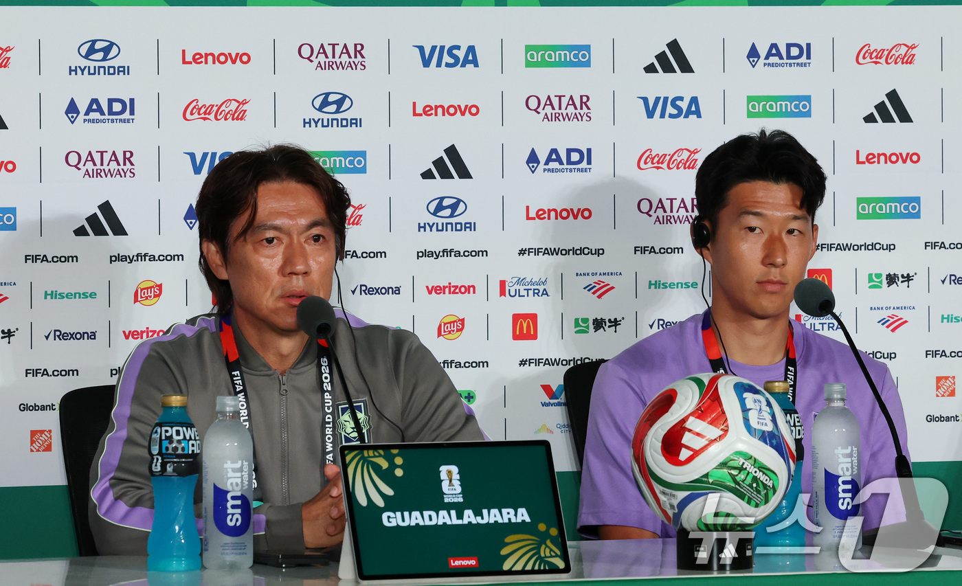 (과달라하라(멕시코)=뉴스1) 임세영 기자 = 홍명보 대한민국 축구국가대표팀 감독과 손흥민이 10일(현지시간) 멕시코 할리스코주 사포판 과달라하라 스타디움에서 2026 북중미 월드 …