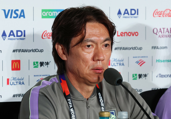 취재진 질문에 답하는 홍명보 감독