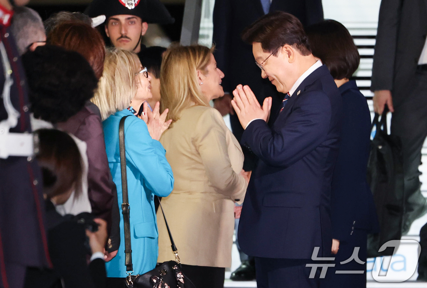 (로마(이탈리아)=뉴스1)  허경 기자 = 유럽을 순방 중인 이재명 대통령이 10일(현지시간) 이탈리아 로마 다빈치 국제공항에 도착해 환영객들과 인사를 나누고 있다. 2026.6. …
