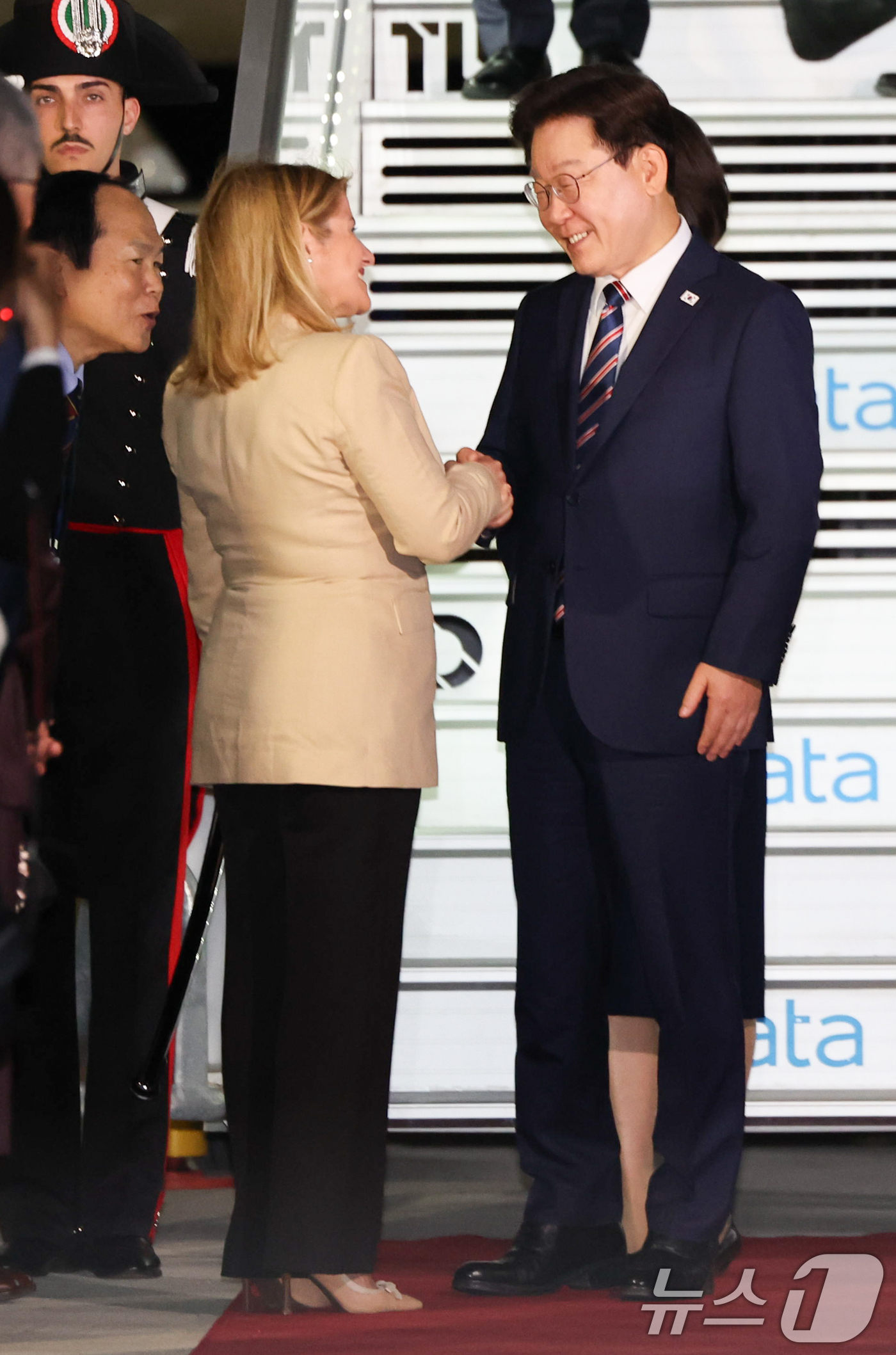 (로마(이탈리아)=뉴스1)  허경 기자 = 유럽을 순방 중인 이재명 대통령이 10일(현지시간) 이탈리아 로마 다빈치 국제공항에 도착해 환영객들과 인사를 나누고 있다. 2026.6. …