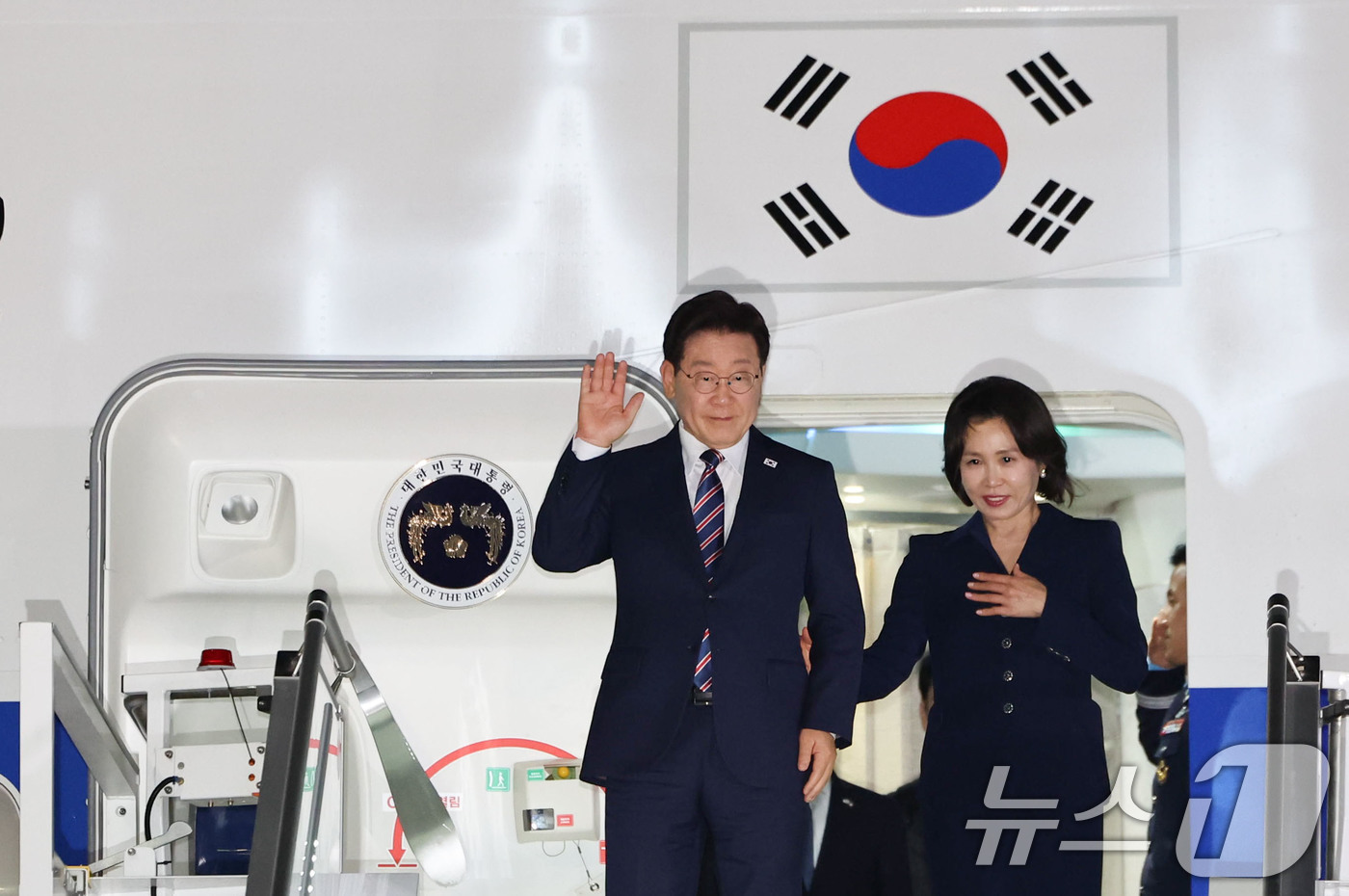 로마(이탈리아)=뉴스1)  허경 기자 = 유럽을 순방 중인 이재명 대통령과 김혜경 여사가 10일(현지시간) 이탈리아 로마 다빈치 국제공항에 도착해 인사를 하고 있다. 2026.6. …