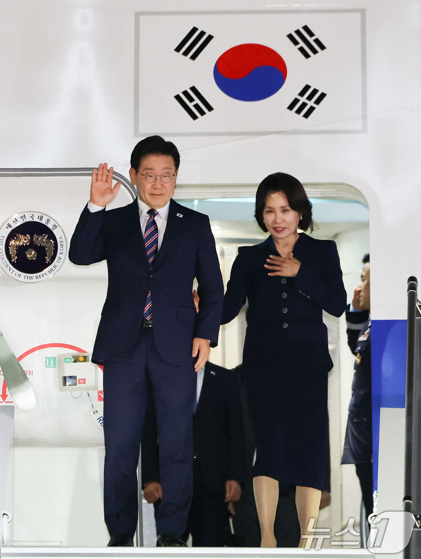 로마(이탈리아)=뉴스1)  허경 기자 = 유럽을 순방 중인 이재명 대통령과 김혜경 여사가 10일(현지시간) 이탈리아 로마 다빈치 국제공항에 도착해 인사를 하고 있다. 2026.6. …