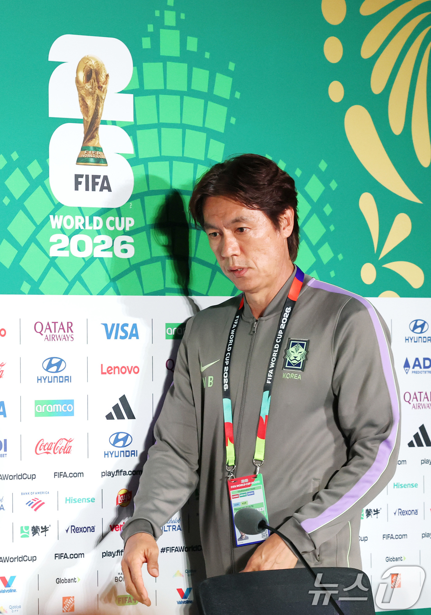 (과달라하라(멕시코)=뉴스1) 임세영 기자 = 홍명보 대한민국 축구국가대표팀 감독이 10일(현지시간) 멕시코 할리스코주 사포판 과달라하라 스타디움에서 2026 북중미 월드컵 A조 …
