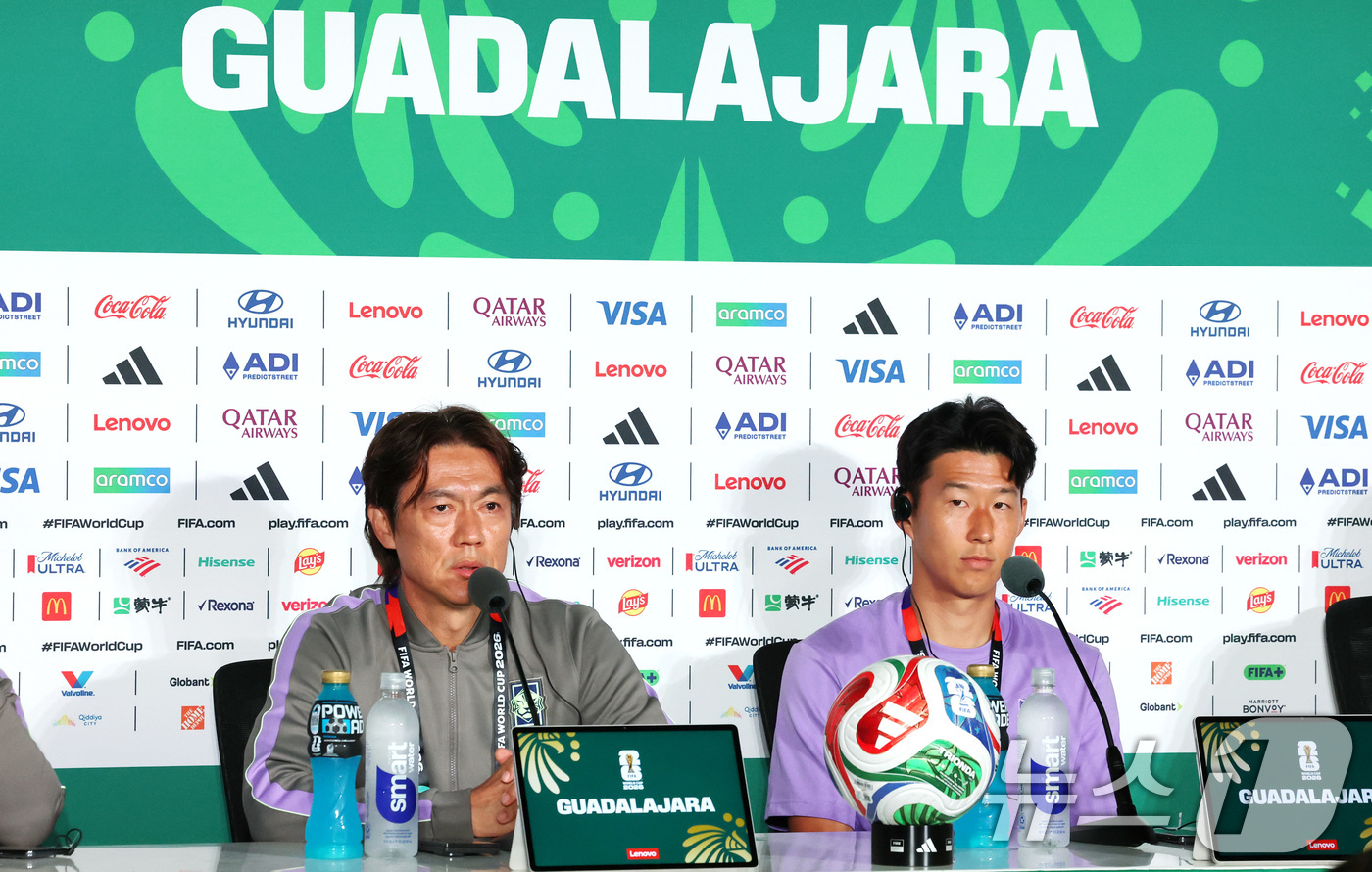 (과달라하라(멕시코)=뉴스1) 임세영 기자 = 홍명보 대한민국 축구국가대표팀 감독과 손흥민이 10일(현지시간) 멕시코 할리스코주 사포판 과달라하라 스타디움에서 2026 북중미 월드 …