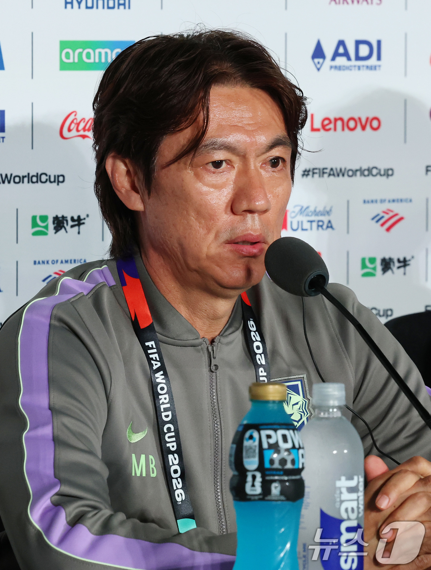(과달라하라(멕시코)=뉴스1) 임세영 기자 = 홍명보 대한민국 축구국가대표팀 감독이 10일(현지시간) 멕시코 할리스코주 사포판 과달라하라 스타디움에서 2026 북중미 월드컵 A조 …