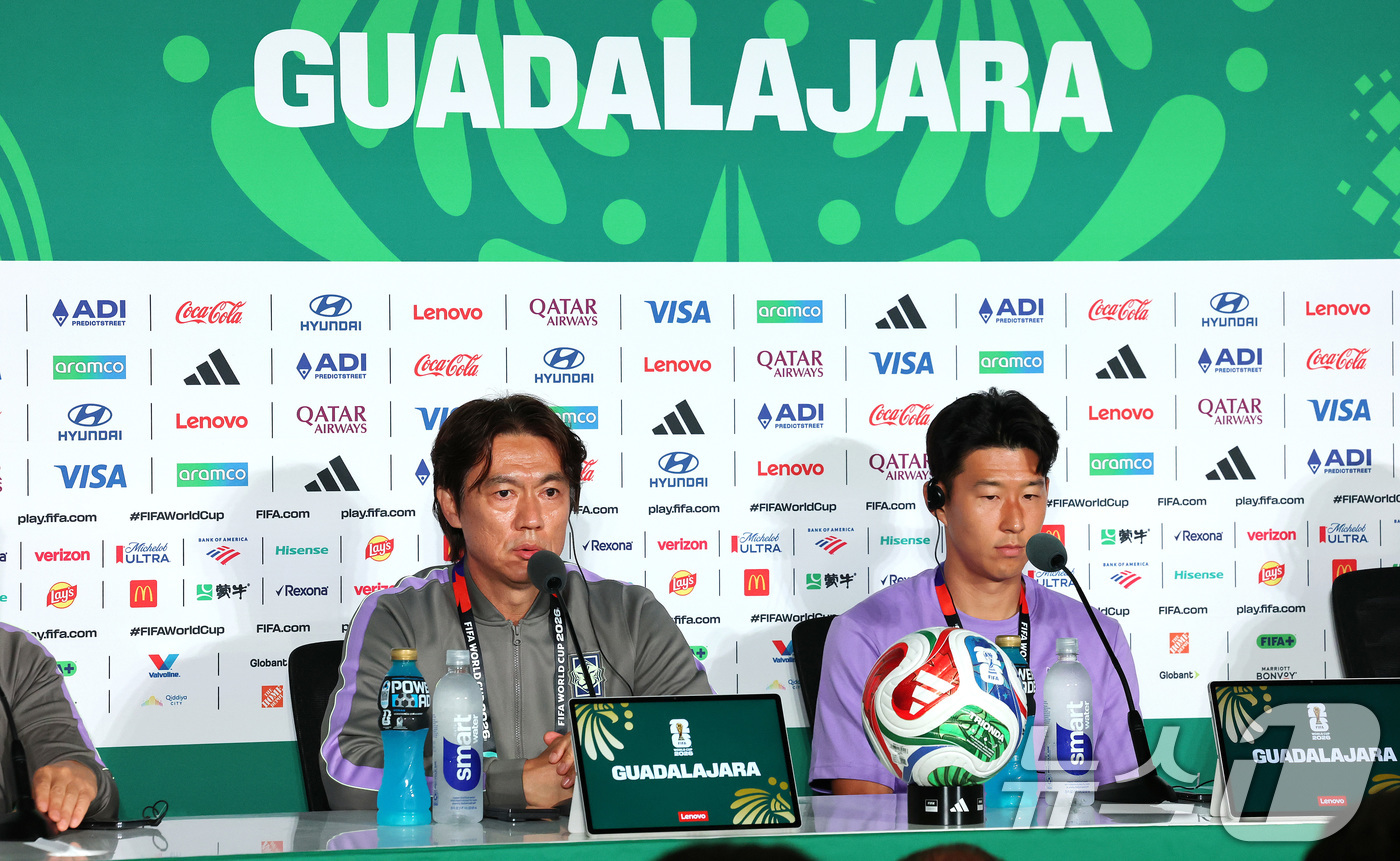 (과달라하라(멕시코)=뉴스1) 임세영 기자 = 홍명보 대한민국 축구국가대표팀 감독(왼쪽)이 10일(현지시간) 멕시코 할리스코주 사포판 과달라하라 스타디움에서 2026 북중미 월드컵 …