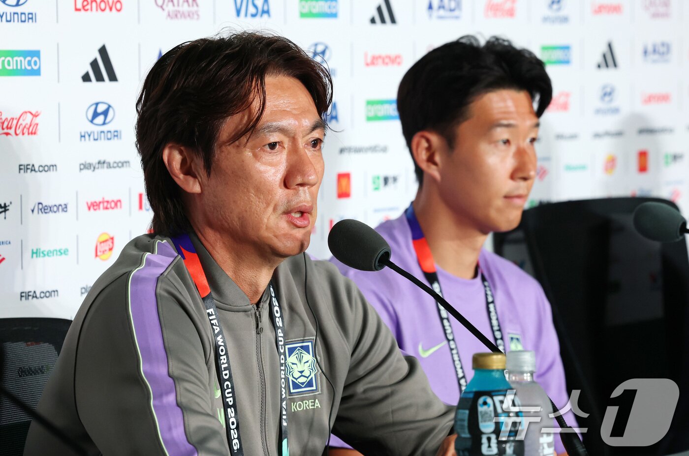 본문 이미지 - 홍명보 대한민국 축구국가대표팀 감독이 10일(현지시간) 멕시코 할리스코주 사포판 과달라하라 스타디움에서 2026 북중미 월드컵 A조 조별리그 1차전 대한민국과 체코의 경기를 하루 앞두고 열린 공식 기자회견에서 발언을 하고 있다. 오른쪽은 손흥민. 2026.6.11 ⓒ 뉴스1 임세영 기자