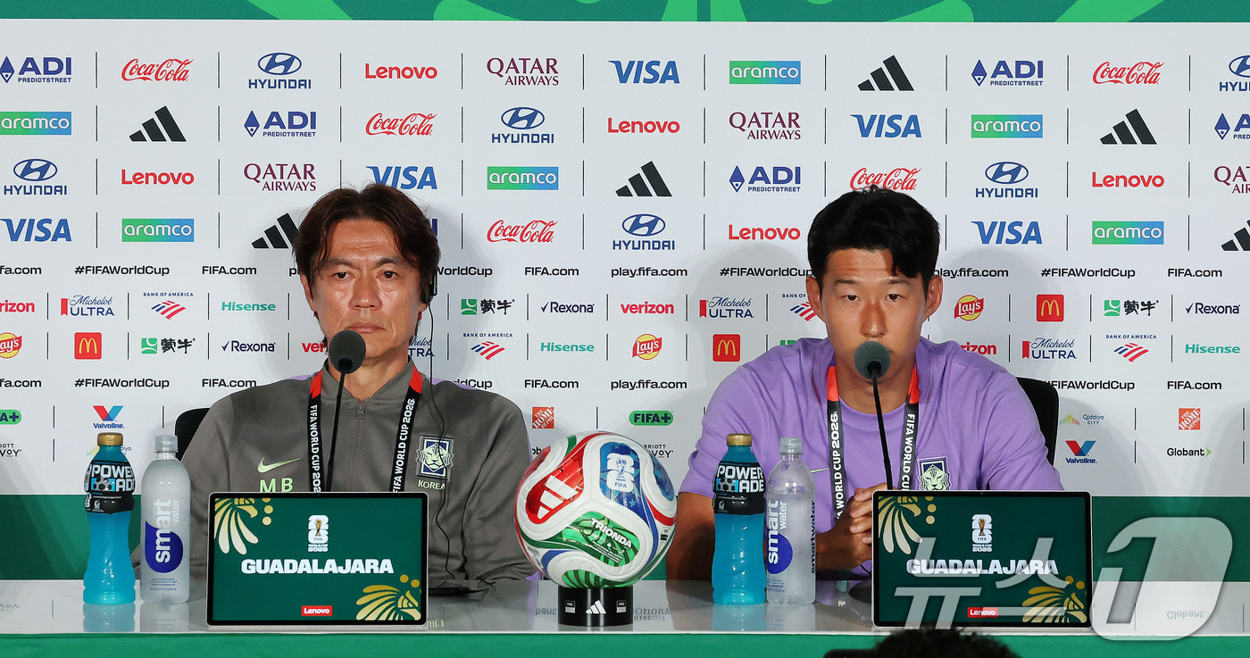 (과달라하라(멕시코)=뉴스1) 임세영 기자 = 대한민국 축구국가대표팀 손흥민(오른쪽)이 10일(현지시간) 멕시코 할리스코주 사포판 과달라하라 스타디움에서 2026 북중미 월드컵 A …