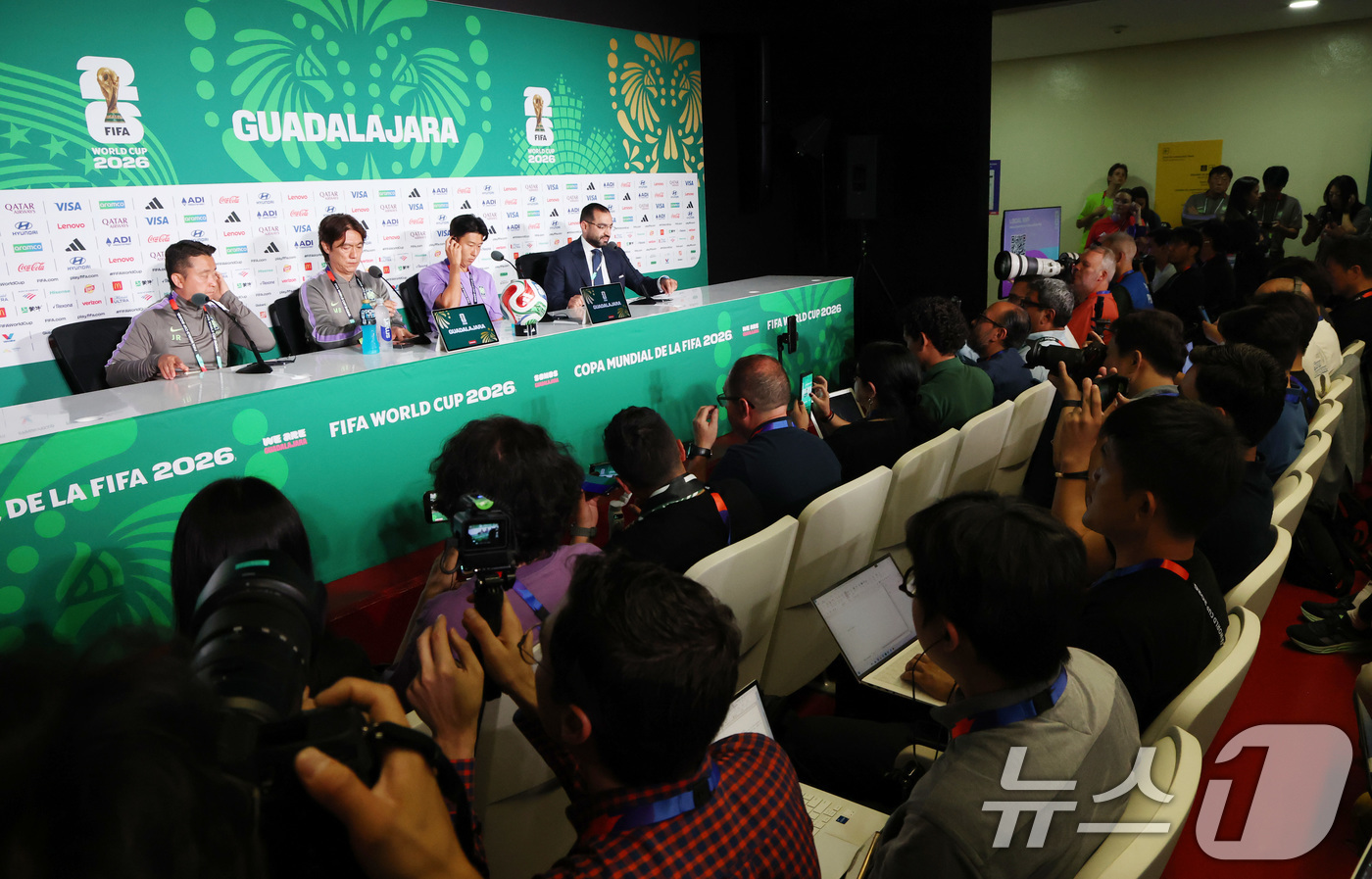 (과달라하라(멕시코)=뉴스1) 임세영 기자 = 홍명보 대한민국 축구국가대표팀 감독과 손흥민이 10일(현지시간) 멕시코 할리스코주 사포판 과달라하라 스타디움에서 2026 북중미 월드 …