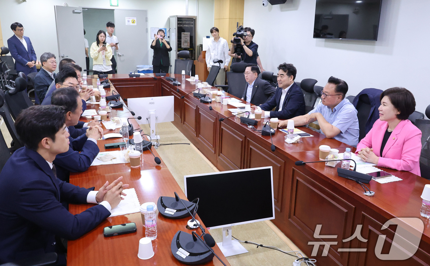 (서울=뉴스1) 신웅수 기자 = 이성권 의원을 비롯한 국민의힘 당내 개혁·소장파 모임인 '대안과미래’ 소속 의원들이 11일 서울 여의도 국회 의원회관에서 회동하고 있다. 2026. …