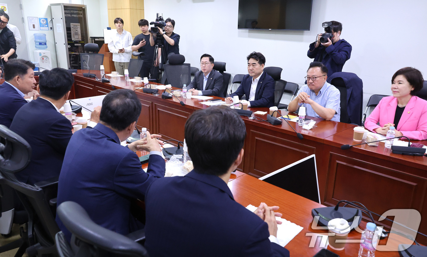 (서울=뉴스1) 신웅수 기자 = 이성권 의원을 비롯한 국민의힘 당내 개혁·소장파 모임인 '대안과미래’ 소속 의원들이 11일 서울 여의도 국회 의원회관에서 회동하고 있다. 2026. …