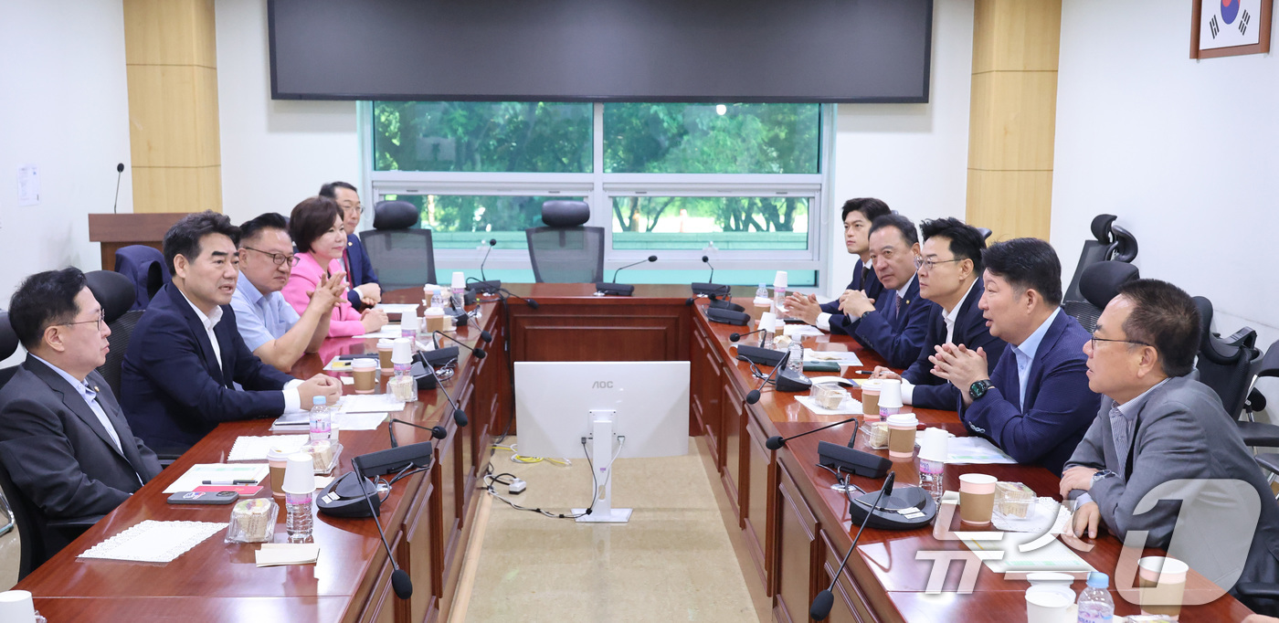 (서울=뉴스1) 신웅수 기자 = 이성권 의원을 비롯한 국민의힘 당내 개혁·소장파 모임인 '대안과미래’ 소속 의원들이 11일 서울 여의도 국회 의원회관에서 회동하고 있다. 2026. …