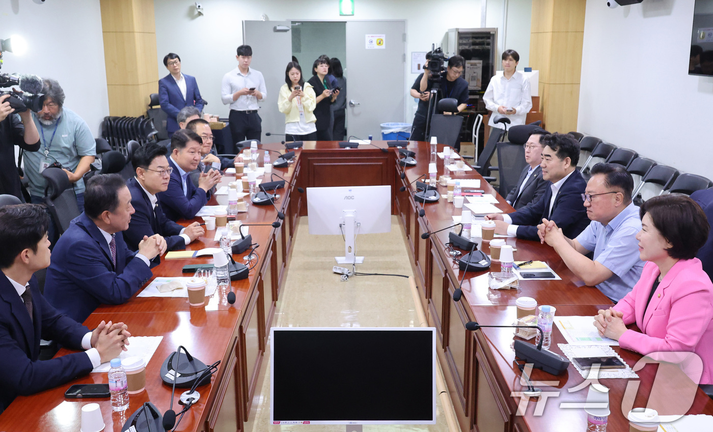 (서울=뉴스1) 신웅수 기자 = 이성권 의원을 비롯한 국민의힘 당내 개혁·소장파 모임인 '대안과미래’ 소속 의원들이 11일 서울 여의도 국회 의원회관에서 회동하고 있다. 2026. …
