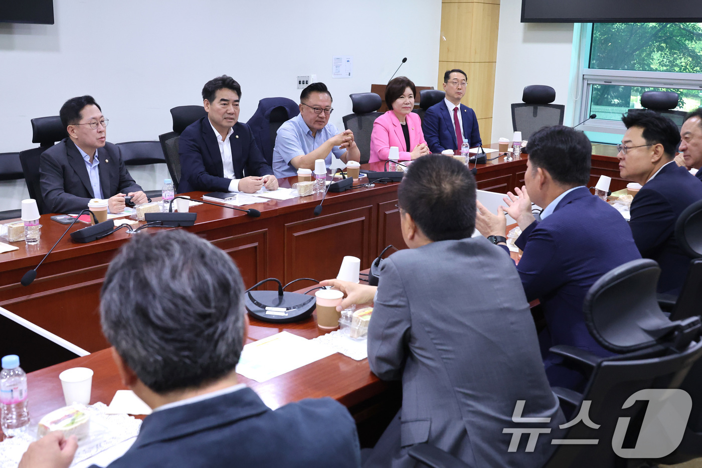 (서울=뉴스1) 신웅수 기자 = 이성권 의원을 비롯한 국민의힘 당내 개혁·소장파 모임인 '대안과미래’ 소속 의원들이 11일 서울 여의도 국회 의원회관에서 회동하고 있다. 2026. …