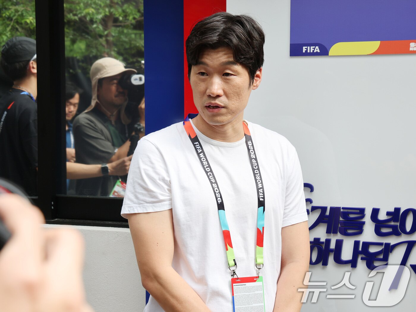 본문 이미지 - 박지성이 10일(현지시간) 멕시코 과달라하라 인근 사포판에 위치한 2026 북중미 월드컵 대한민국 축구 국가대표팀 훈련장인 '치바스 바예 베르데'에서 취재진의 질문에 답하고 있다. 2026.6.11 ⓒ 뉴스1 임세영 기자