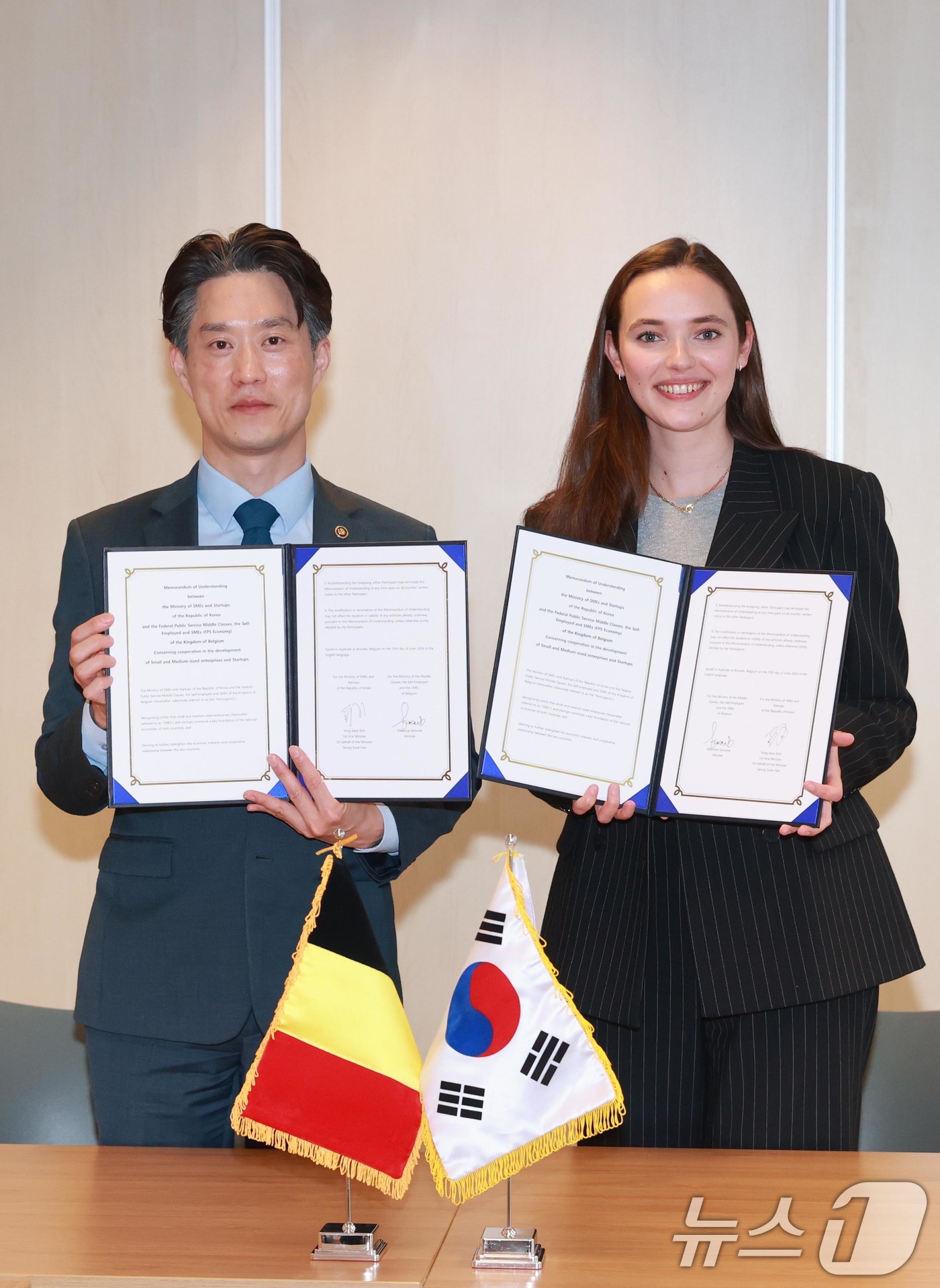 (서울=뉴스1) = 노용석 중소벤처기업부 제1차관과 엘레오노르 시모네 벨기에 중소기업‧소상공인부 장관이 10일(현지시간) 벨기에 브뤼셀에서 중소기업 교류 협력 등에 관한 업무협약을 …