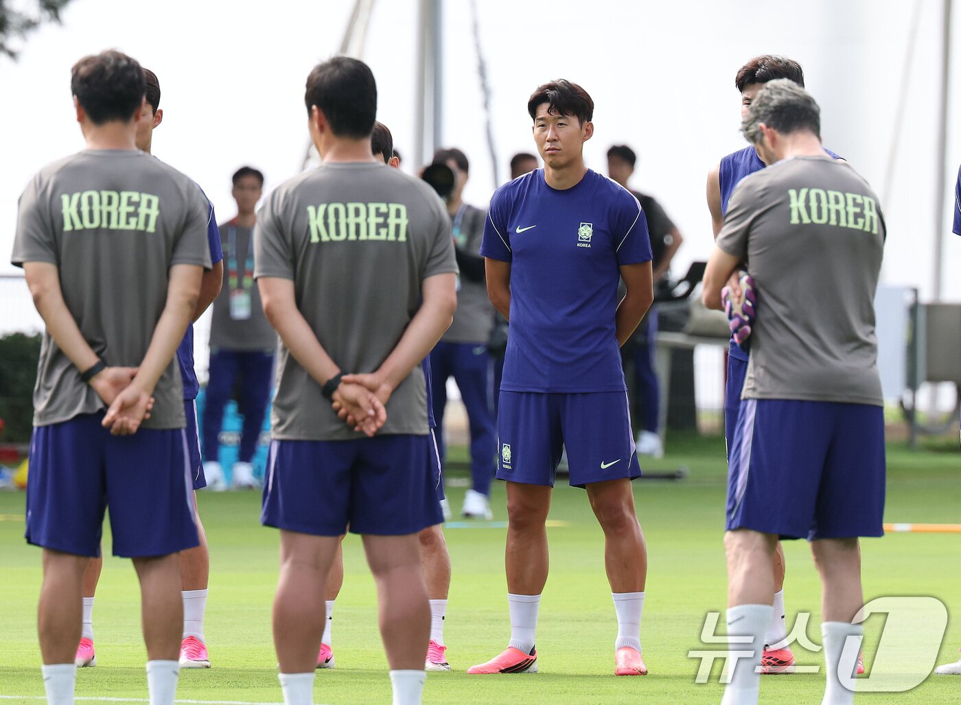 본문 이미지 - 2026 북중미 월드컵에 출전하는 대한민국 축구 국가대표팀 손흥민이 10일(현지시간) 멕시코 과달라하라 인근 사포판에 위치한 치바스 바예 베르데에서 홍명보 감독의 발언을 경청하고 있다. 2026.6.11 ⓒ 뉴스1 임세영 기자